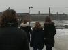 Na wprost baraków w byłym nazistowskim obozie koncentracyjnym Auschwitz.